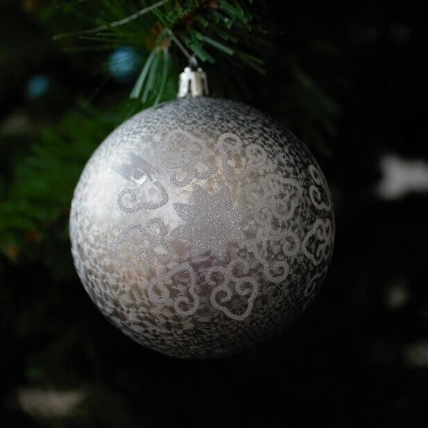 Kerstballen witgrijs glitter plastic (4 stuks) kerstboom.nl