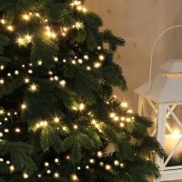 Witte LED-kerstverlichting In Kerstboom